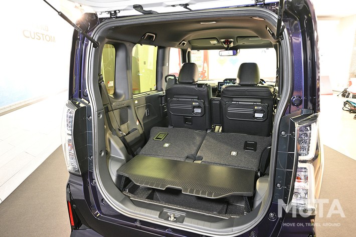 後席を倒し、デッキボードを出した状態