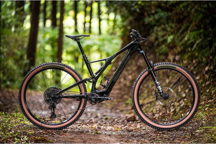 Turbo Levo SL に、トレイルを守る活動を支持する Soil Serching モデルが新登場。
