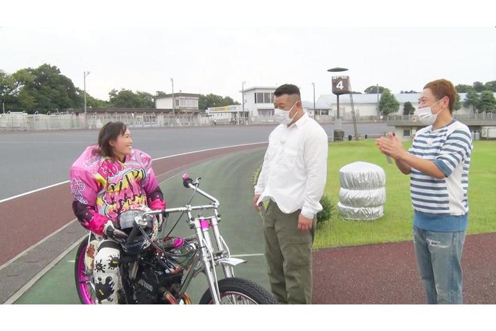 バイク好き芸人・ケンドーコバヤシさんが美女に連れられオートレース場