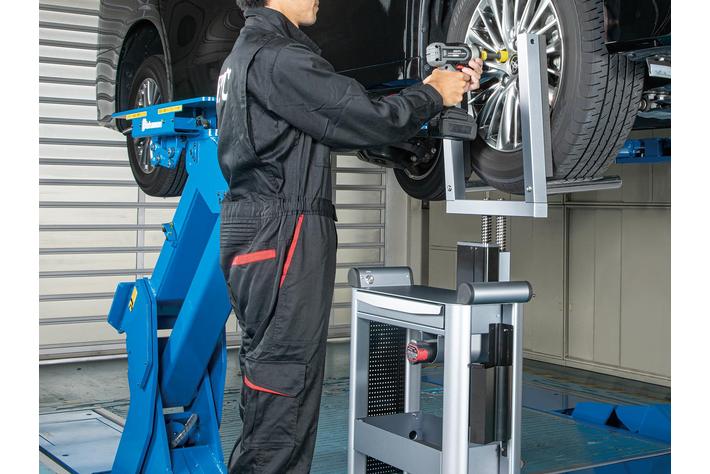 車検整備の足回り作業の負担を軽減!「タイヤリフター」(AWL101)新発売