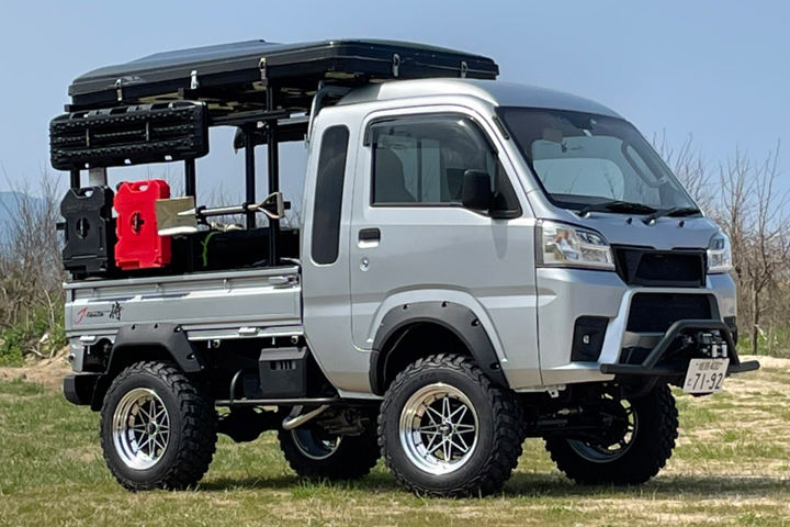 軽トラのカスタムシーンをリードする「サムライピックアップ」より