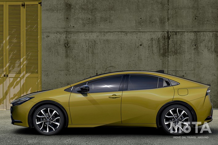 トヨタ 新型プリウス（2.0L PHEV プロトタイプ）（マスタード）