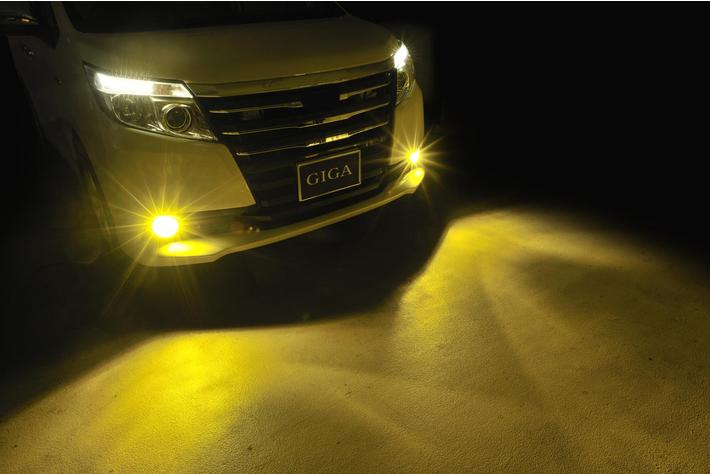 悪路が見やすい配光のバイカラー＆明るさを追求したイエロー光　2種類のLEDフォグバルブ発売｜GIGA