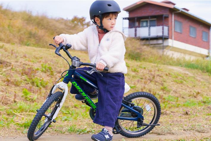 まるで本格MTB！超軽量キッズスポーツバイクDIRTRAIL KIDS(ダー