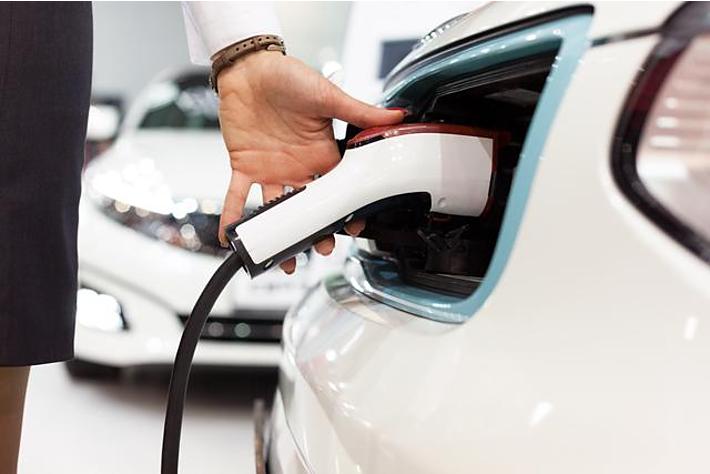 乗っている電気自動車メーカー、３位「三菱」、２位「ホンダ」、１位は？