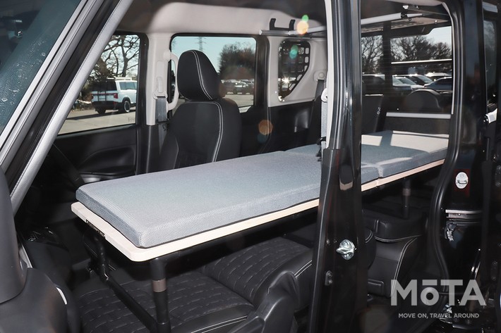 三菱 デリカミニ フルフラットにしてベッドを設置した例