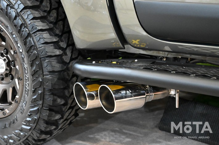 右サイド出しのマフラーは車検対応で安心