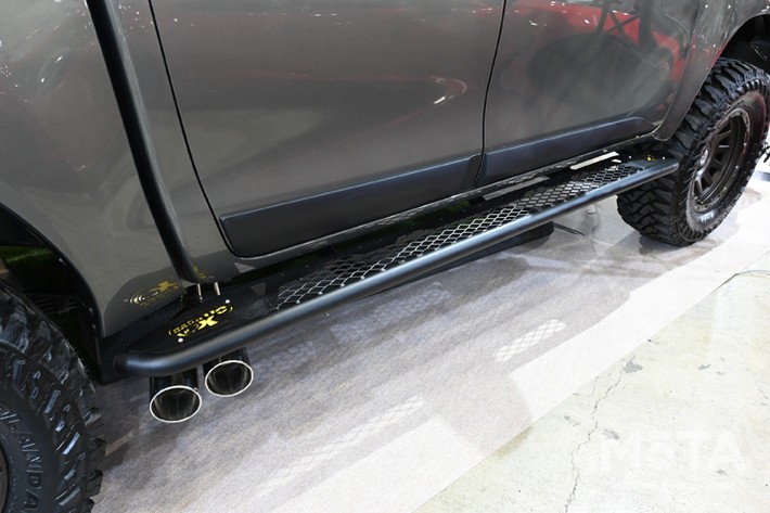 サイドステップはメッシュタイプで、アウトドアでも使いやすい