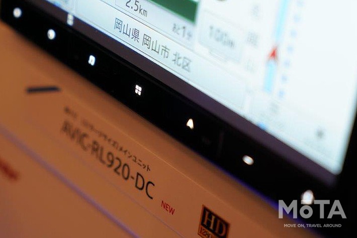 フラットディスプレイを実現するために従来モデルで使用していた物理キーを排除し、その代わりに各アイコンの場所に凸ドットを設けています