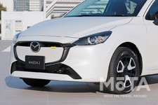 マツダ MAZDA2 15 BD（ボディカラー：スノーフレークホワイトパールマイカ）