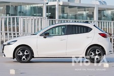 マツダ MAZDA2 15 BD（ボディカラー：スノーフレークホワイトパールマイカ）