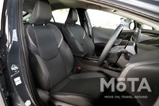 トヨタ 新型プリウス（グレード：Z／駆動方式：E-Four[4WD]／ボディカラー：アッシュ／内装色：グラディエントブラック）