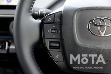 トヨタ 新型プリウス（グレード：Z／駆動方式：E-Four[4WD]／ボディカラー：アッシュ／内装色：グラディエントブラック）
