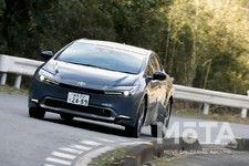 トヨタ 新型プリウス（グレード：Z／駆動方式：FF／ボディカラー：アッシュ／内装色：マチュアレッド）