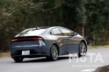 トヨタ 新型プリウス（グレード：Z／駆動方式：FF／ボディカラー：アッシュ／内装色：マチュアレッド）