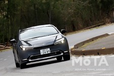 トヨタ 新型プリウス（グレード：Z／駆動方式：FF／ボディカラー：アッシュ／内装色：マチュアレッド）