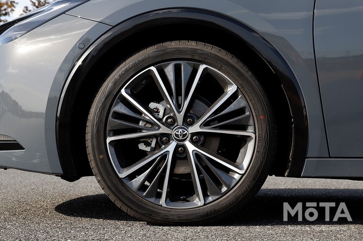 トヨタ 新型プリウス（グレード：Z／駆動方式：FF／ボディカラー：アッシュ／内装色：マチュアレッド）