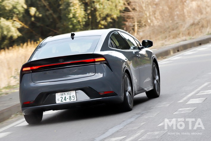 トヨタ 新型プリウス（グレード：Z／駆動方式：FF／ボディカラー：アッシュ／内装色：マチュアレッド）