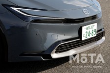 トヨタ 新型プリウス（グレード：Z／駆動方式：FF／ボディカラー：アッシュ／内装色：マチュアレッド）