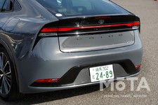 トヨタ 新型プリウス（グレード：Z／駆動方式：FF／ボディカラー：アッシュ／内装色：マチュアレッド）