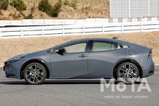 トヨタ 新型プリウス（グレード：Z／駆動方式：FF／ボディカラー：アッシュ／内装色：マチュアレッド）