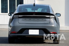 トヨタ 新型プリウスPHEV（駆動方式：FF／ボディカラー：アッシュ／内装色：ブラック）