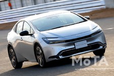 トヨタ 新型プリウスPHEV（駆動方式：FF／ボディカラー：シルバーメタリック／内装色：ブラック）