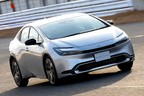 トヨタ 新型プリウスPHEV（駆動方式：FF／ボディカラー：シルバーメタリック／内装色：ブラック）