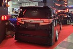 「ファイバーフルLEDテール V2」を装着したLACK ALPHARD