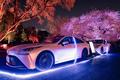 トヨタの給電車が新宿御苑の夜桜を彩るイベントに協力「桜×動く電源」でお花見体験をアップデート