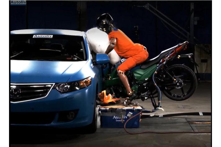 オートリブが2025年に当社初の自動二輪車用エアバッグを発売