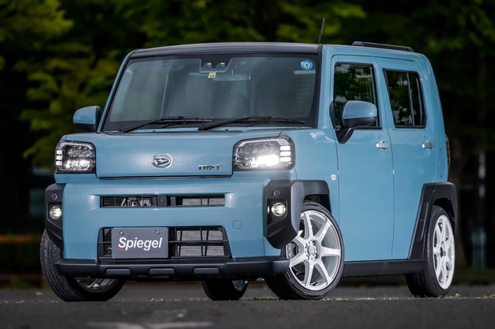 タフトをローダウンして乗り心地をチューニングできる車高調と、手軽に約40mmアップできるリフトアップキットが登場！ リアビューをカッコよくドレスアップできるマフラーもご紹介／Spiegel（シュピーゲル）Vol.17