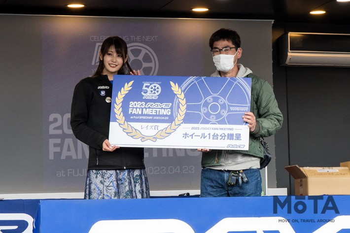 特等は鍛造ホイール1台分、1等はセイコー×レイズのクロノブラフ（非売品）という豪華賞品が当たる大抽選会。特設ステージは大いに盛り上がっていました