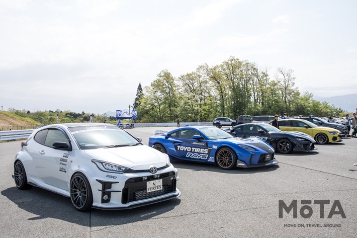 会場の一画に並んだショップのデモカー。程よくローダウンさせた足元にレイズのホイールをセットされスタイリッシュに仕上がってます