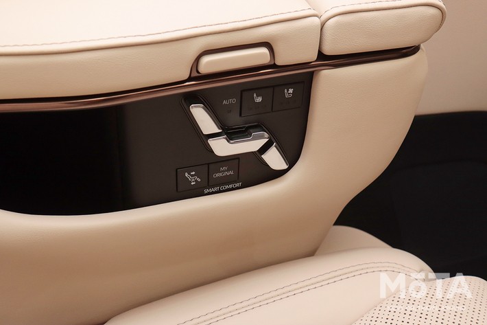 トヨタ アルファード Executive Lounge／ボディカラー：プレシャスレオブロンズ