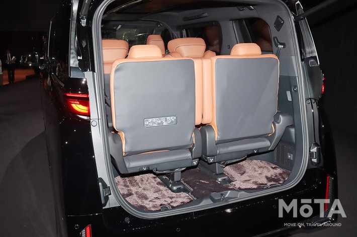 トヨタ ヴェルファイア Z Premier ／ボディカラー：ブラック