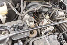 汚れたエンジンルームのイメージ