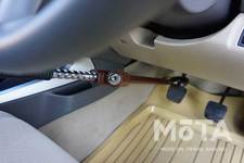 ペダル固定式のハンドルロックイメージ