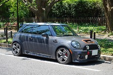 MINIのエンジンを長持ちさせるエンジンオイル添加剤「スーパーゾイルエコ」。18万キロ走行のサーキット走行車や街乗り車に試してみた／スーパーゾイル【Vol.13】