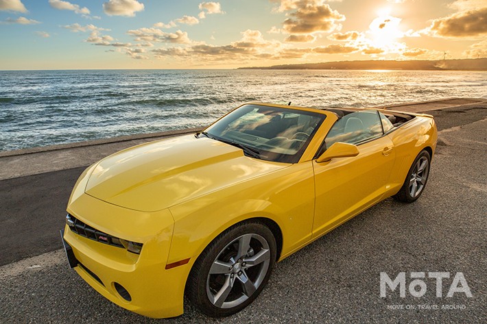 新車の輝きを放つ車