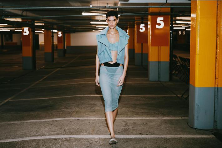 ベントレー,ロンドン・ファッション・ウィーク2023で新進気鋭の英国人デザイナー、スプリヤ・レレをサポート