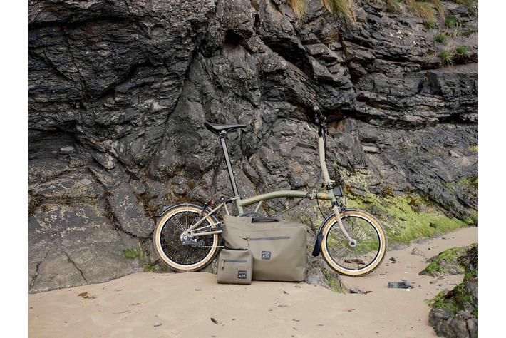 英折りたたみ自転車ブロンプトンが、イギリスの冒険家ベア・グリルスと 