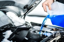 ウォッシャー液を補充する様子