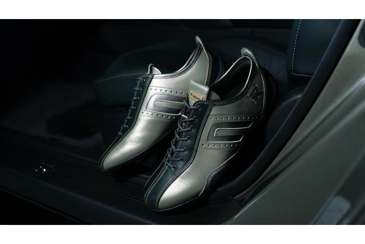 日本発のドライビングシューズ「ネグローニ」、NISSAN GT-R 2024年