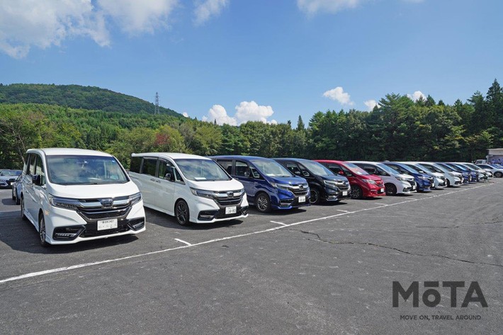 ステップワゴン モデューロXは現在までに2代に渡り開発されました。今イベントには14台が参加。