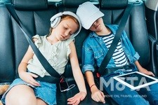 後部座席の子どものイメージ