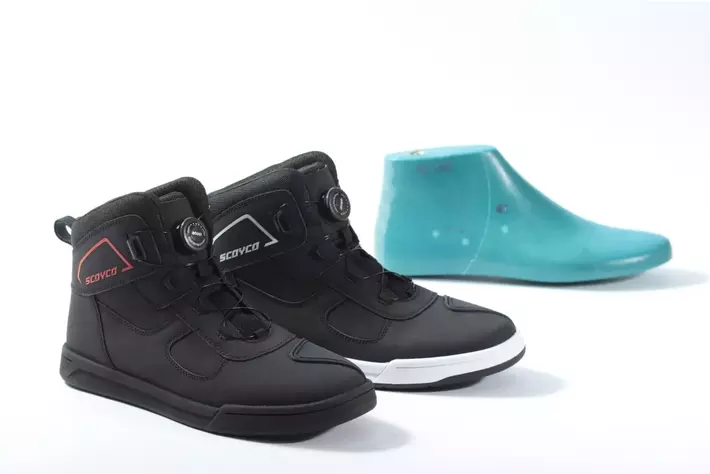 日本人足型に合わせたバイク用ライディングシューズSCOYCO（スコイコ