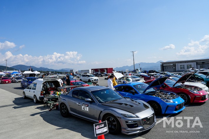 「ハイパーチャレンジ」での走行を待つ参加車たち