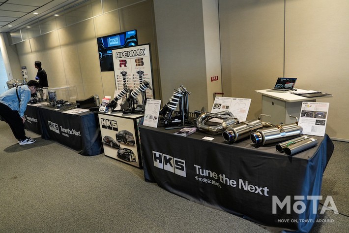 HKSのパーツが展示された「プレミアムサロン」