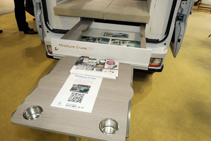 後部ベッド下大型収納庫と脱着式の屋外用テーブル